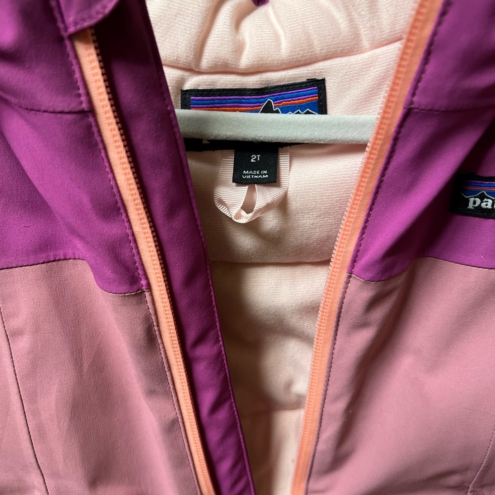 Patagonia snowsuit size 2T toddler girl, in perfect condition